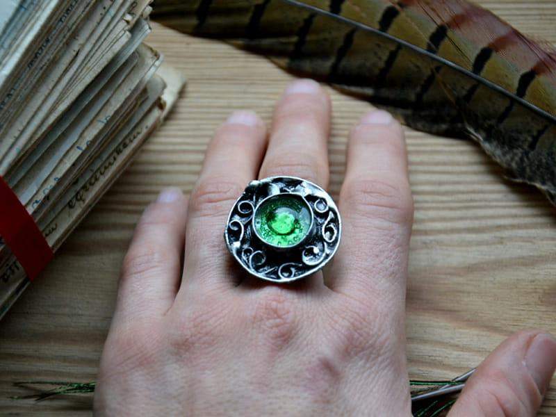 orientalny pierścionek w zieleni (oprawa w kolorze ciemnego srebra)