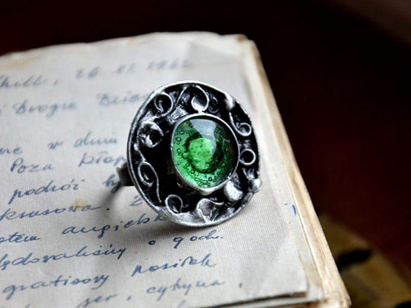 orientalny pierścionek w zieleni (oprawa w kolorze ciemnego srebra)